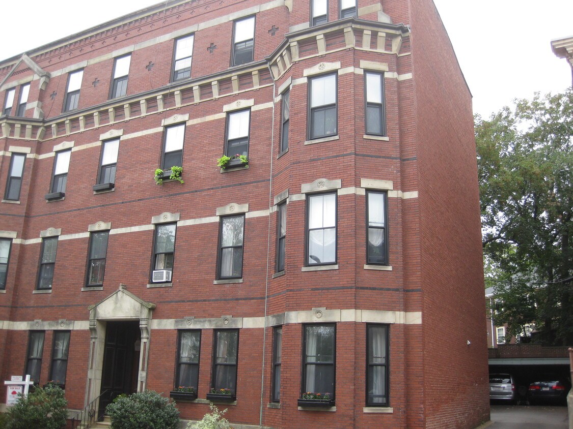 2 floors on top left. - 72 Walnut St