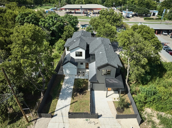 Building Photo - 412 Hackberry Ln