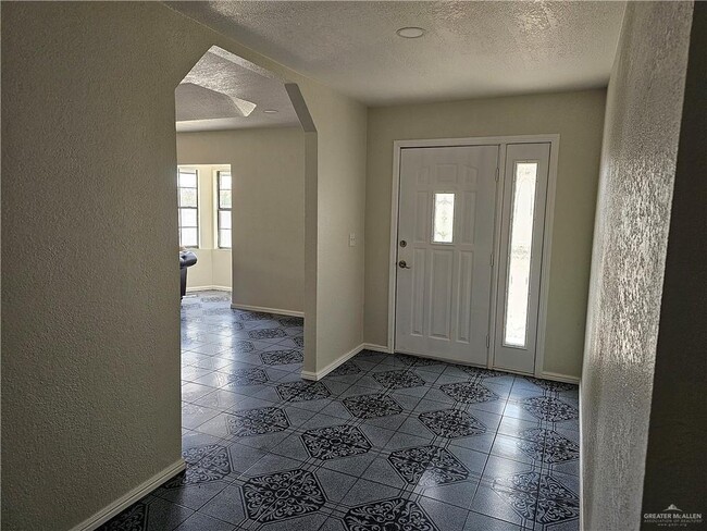 Building Photo - 24 N La Paloma St