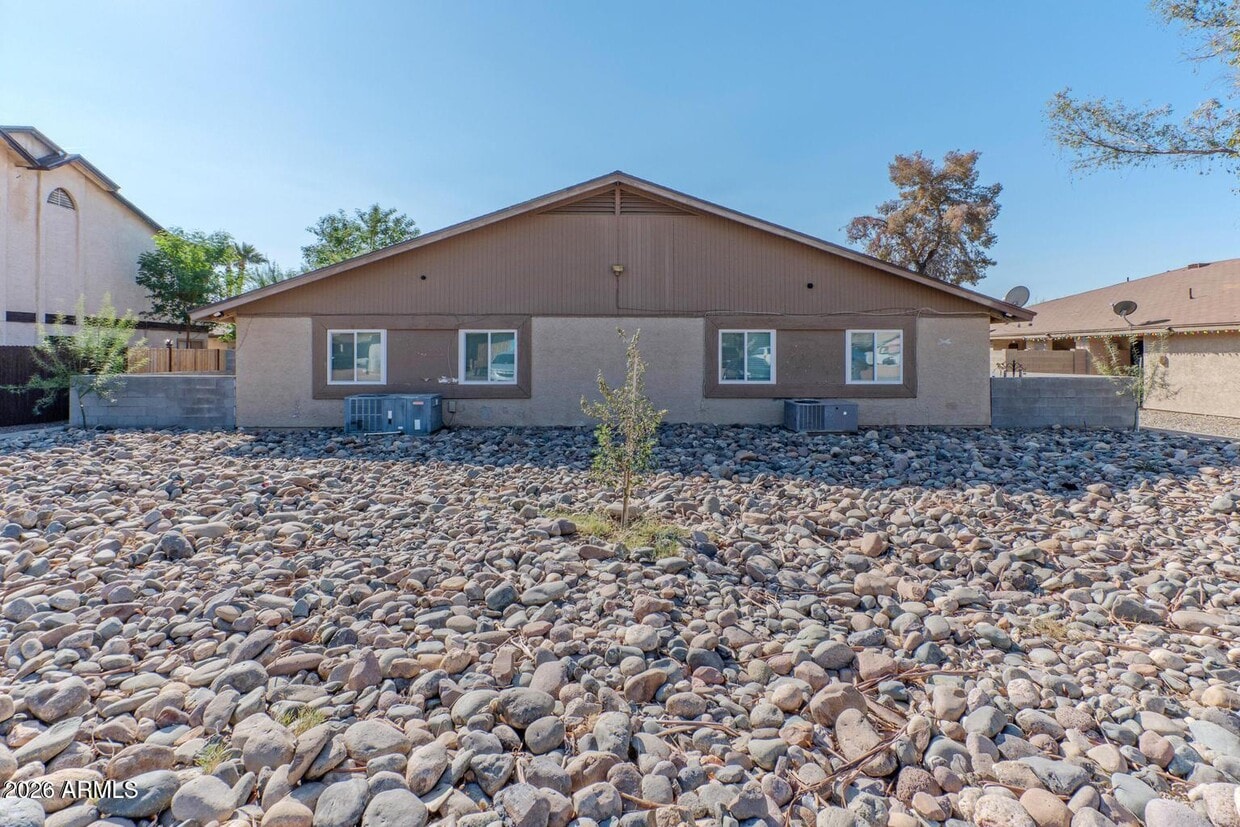 Building Photo - 303 E Ludlow Dr