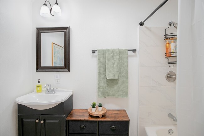 Building Photo - 212 E Yell St