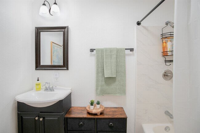 Foto del edificio - 212 E Yell St