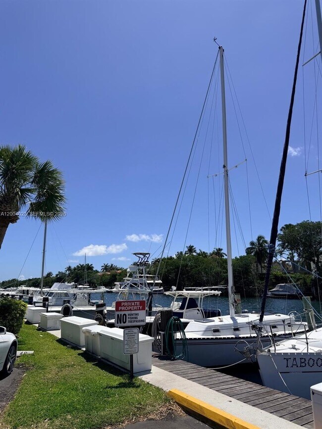 Foto del edificio - 100 Edgewater Dr