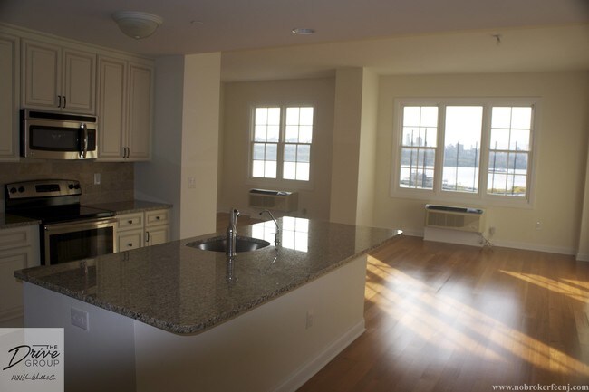 Foto del edificio - 575 River Rd