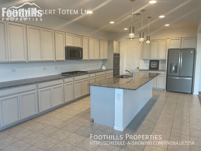 Foto del edificio - Newer Build - 3BR 2 1/2 BA