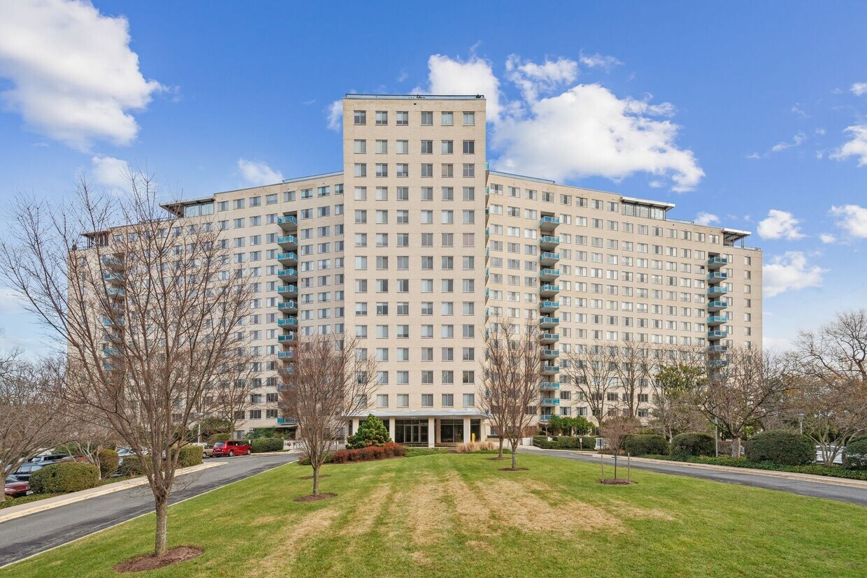 Primary Photo - Fabulous Penthouse Apartment with Parking ...