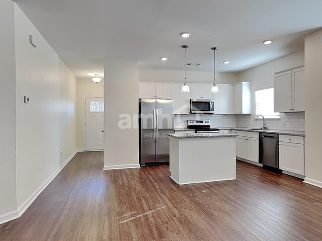 Building Photo - 553 Camp dr