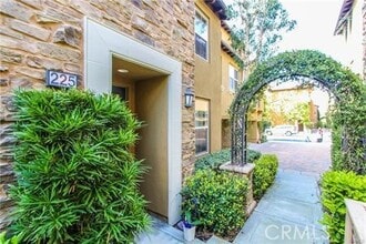 Building Photo - 225 Lonetree
