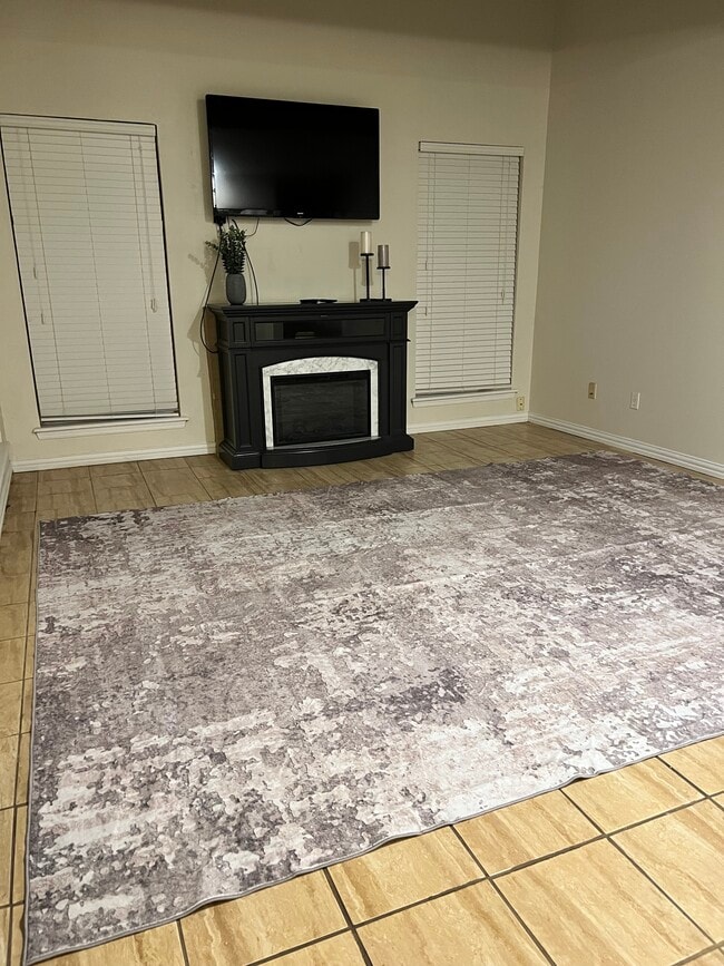 Building Photo - 819 Red Bird Ln