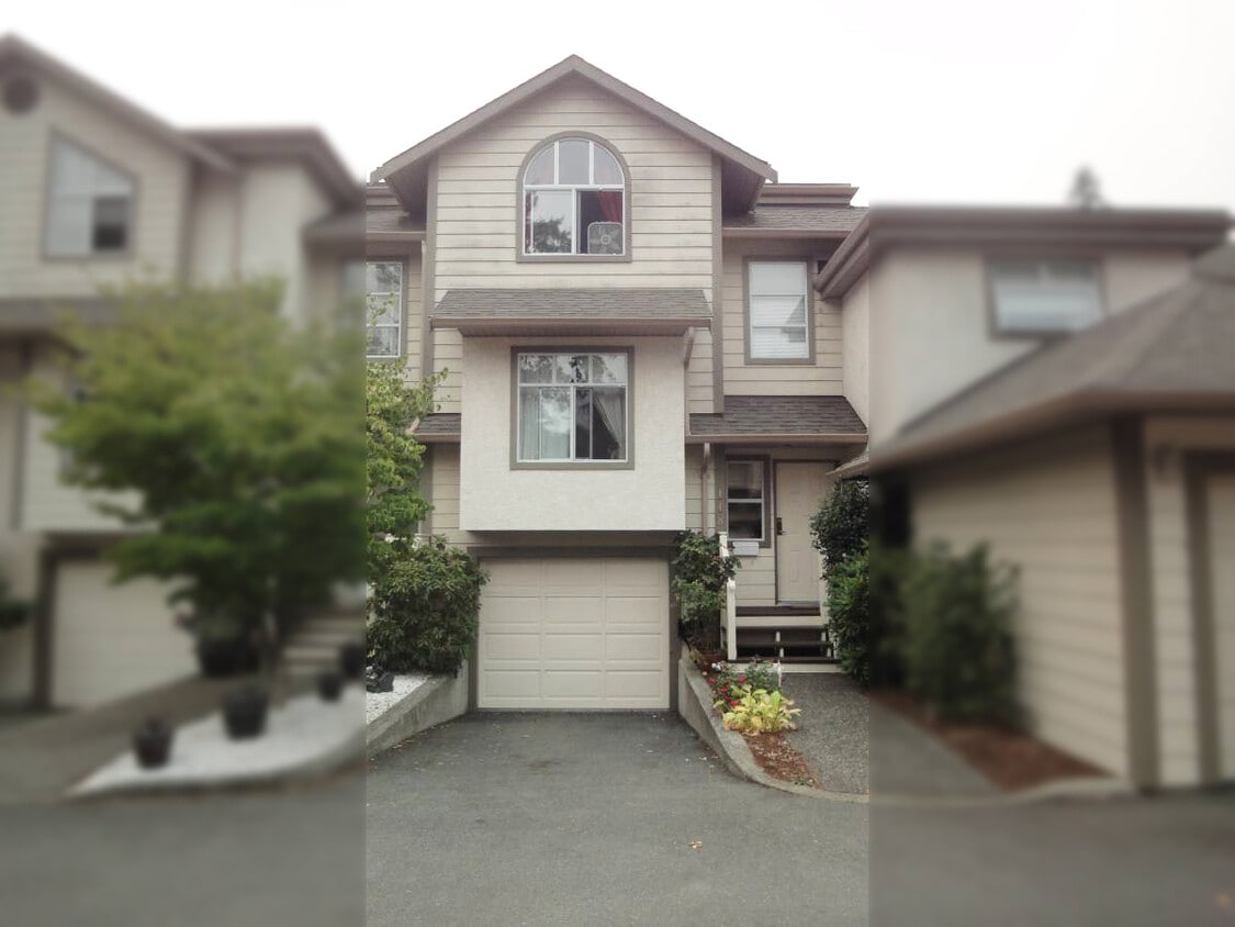 Outside Front Driveway and Front Door / Entrance on the right - 710 Massie Dr