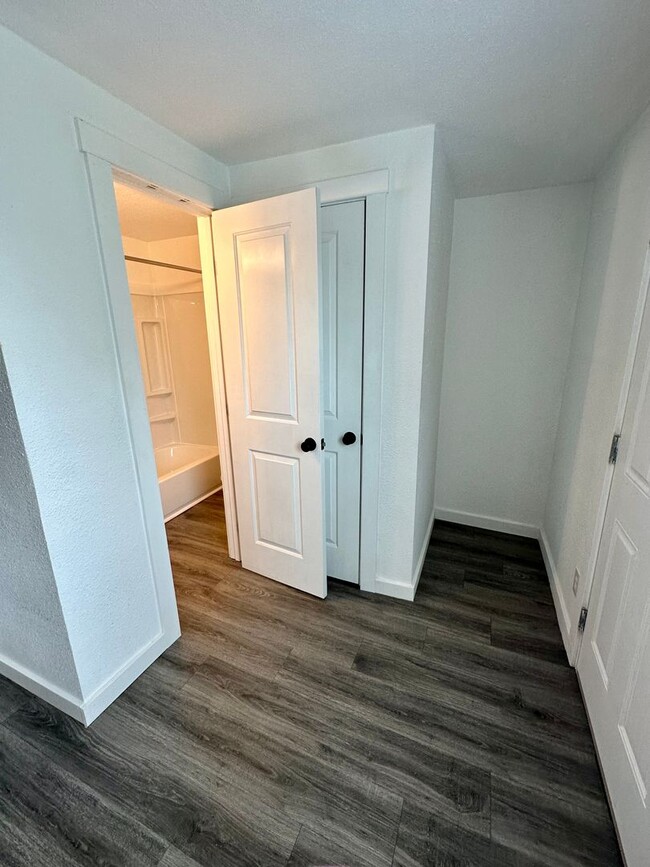 Building Photo - Studio Apartment in Mount Vernon near Skagit Valley College