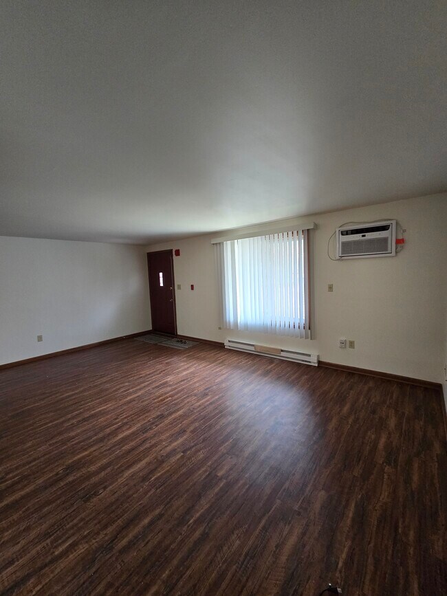 Building Photo - Creekside Apts