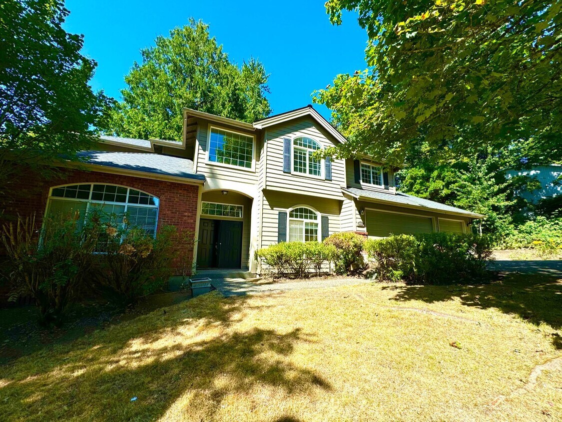 Primary Photo - Spacious 4 bedroom plus den in Kirkland Fi...