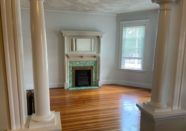 Building Photo - Spacious Victorian-style Apt w/ Laundry in...