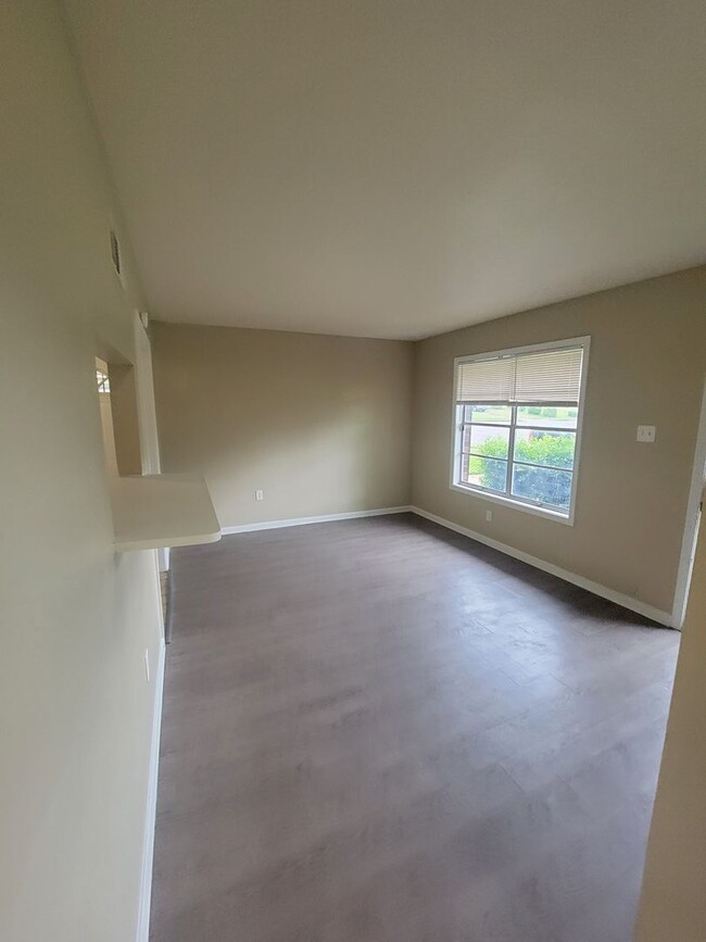 Building Photo - 4 Success is offering this 3 bedroom 1 bat...
