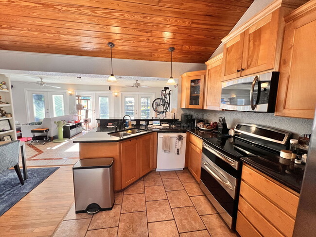 Foto del edificio - 750 Royal Palm Ct