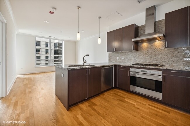 Building Photo - 10 E Delaware Pl