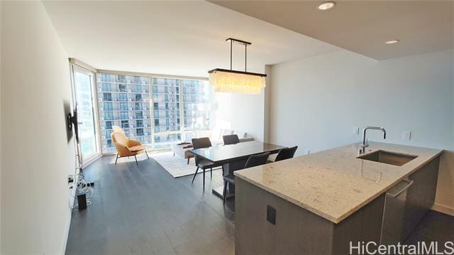 Building Photo - 1001 Queen St