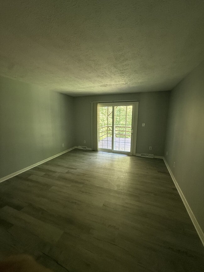 Building Photo - 2 Bedroom 1 Bathroom Apartment in Madison Heights with off street parking.
