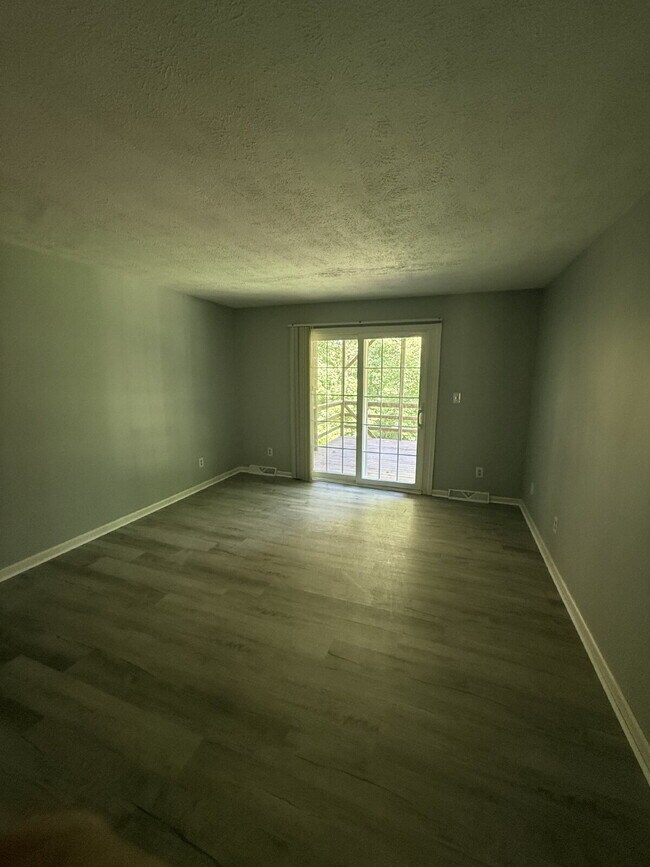 Foto del edificio - 2 Bedroom 1 Bathroom Apartment in Madison Heights with off street parking.