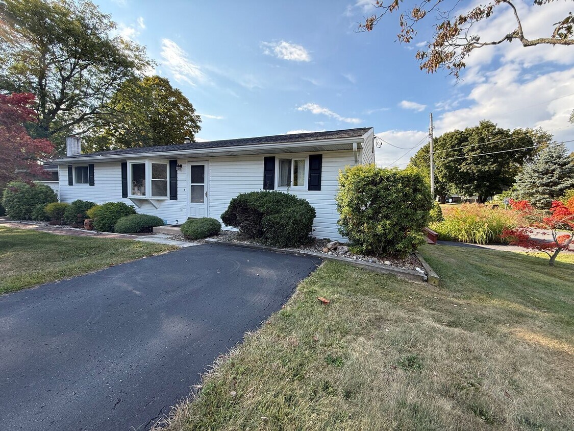 Primary Photo - Spacious Rural Ranch!