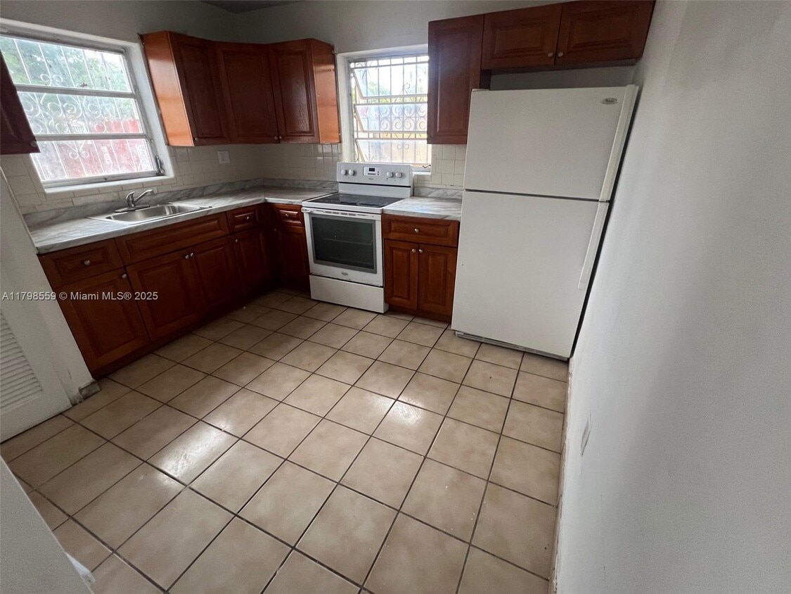 Primary Photo - 1770 SW 6th St