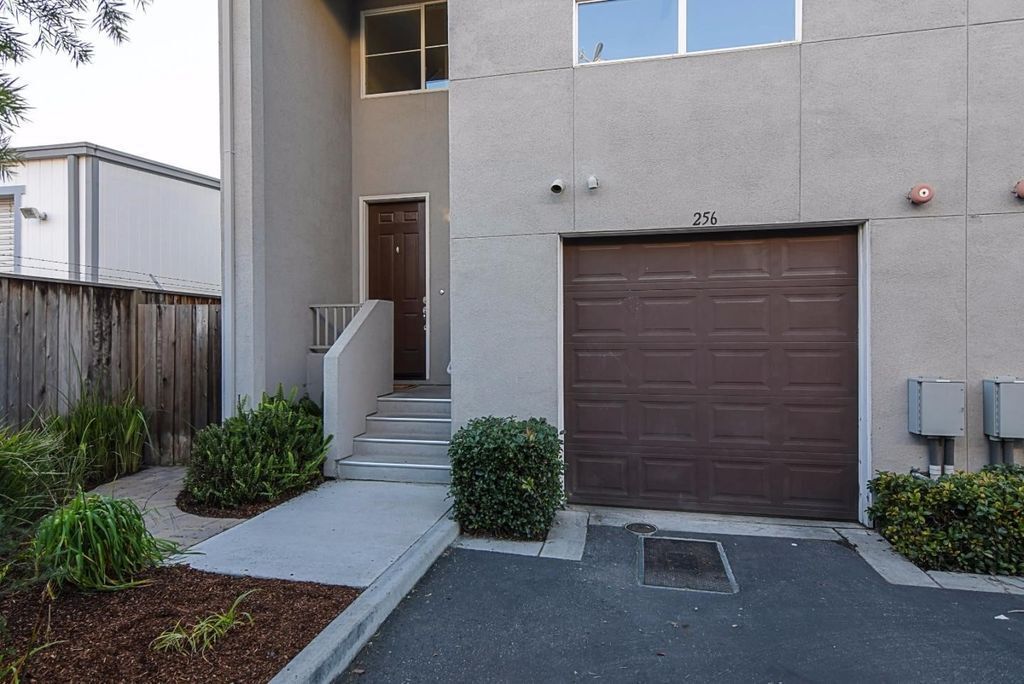 Foto principal - Spacious 3-Story Home, A/C, 3 Master Suite...