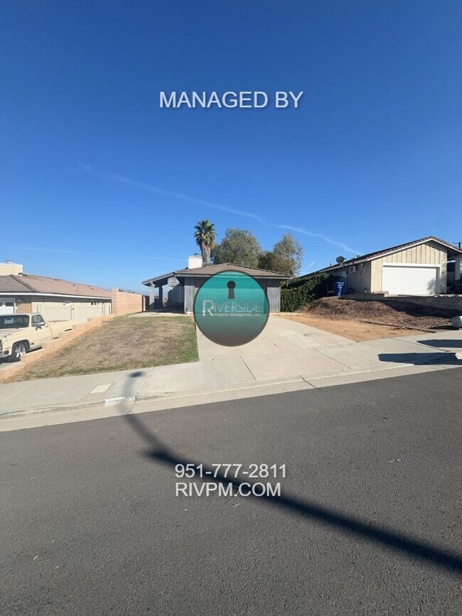 Building Photo - Centrally located Riverside home.