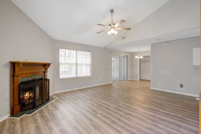 Foto del edificio - 7945 Parklane Ct