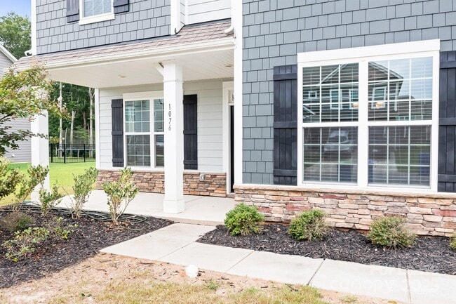 Building Photo - 1076 Thoroughbred Dr.