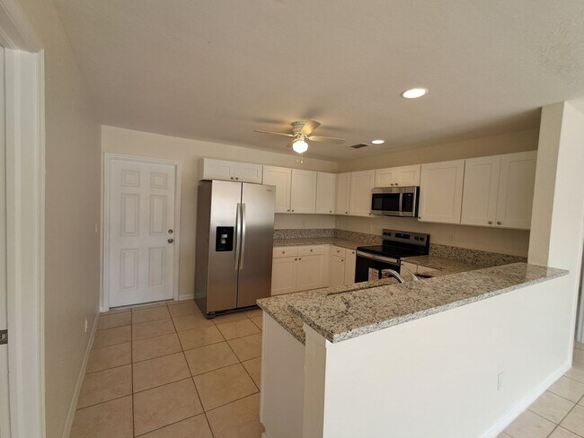 Foto del edificio - FREE RENT IF LEASED IN MARCH!!!  AVAILABLE NOW!!!  2 BEDROOM 2 BATH + DEN DUPLEX