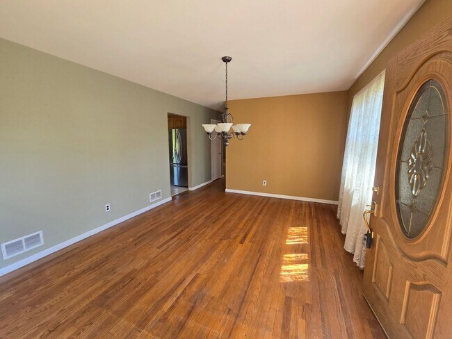 Foto del edificio - Spacious 3-bedroom, 1.5 bath single family...