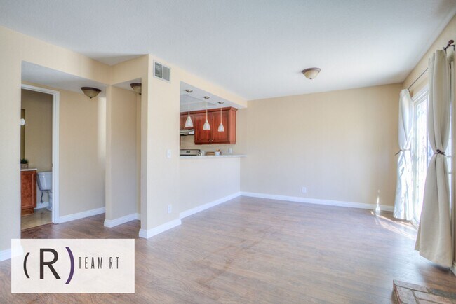 Building Photo - Charming Townhouse in a Gated Community