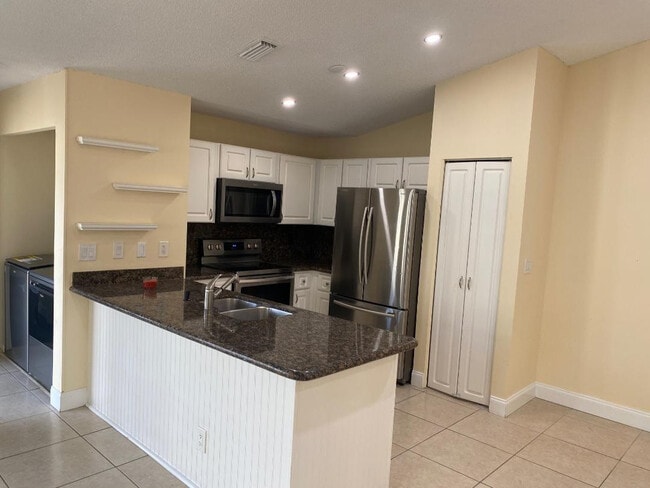Building Photo - 3090 S Oakland Forest Dr
