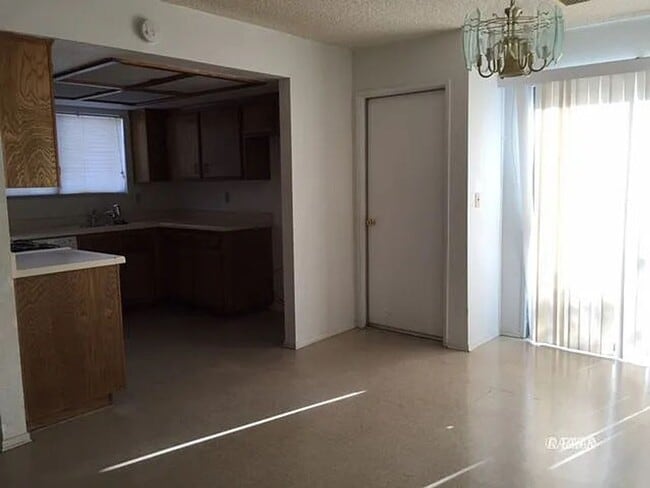 Building Photo - Comfy 3 bed 2 bath