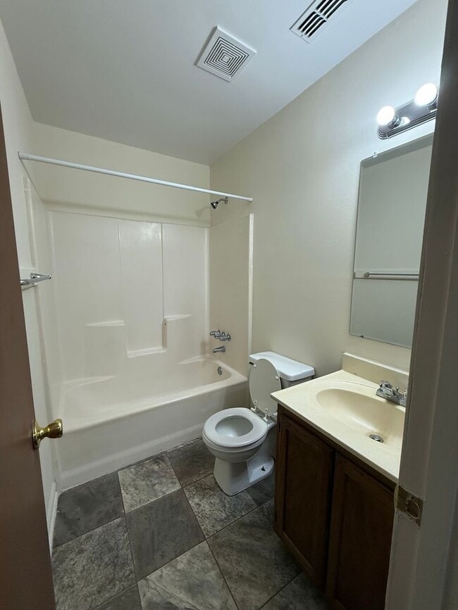 Building Photo - 2 Bedroom, 1 Bath Duplex