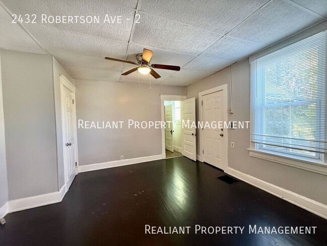 Foto del edificio - 2432 Robertson Ave