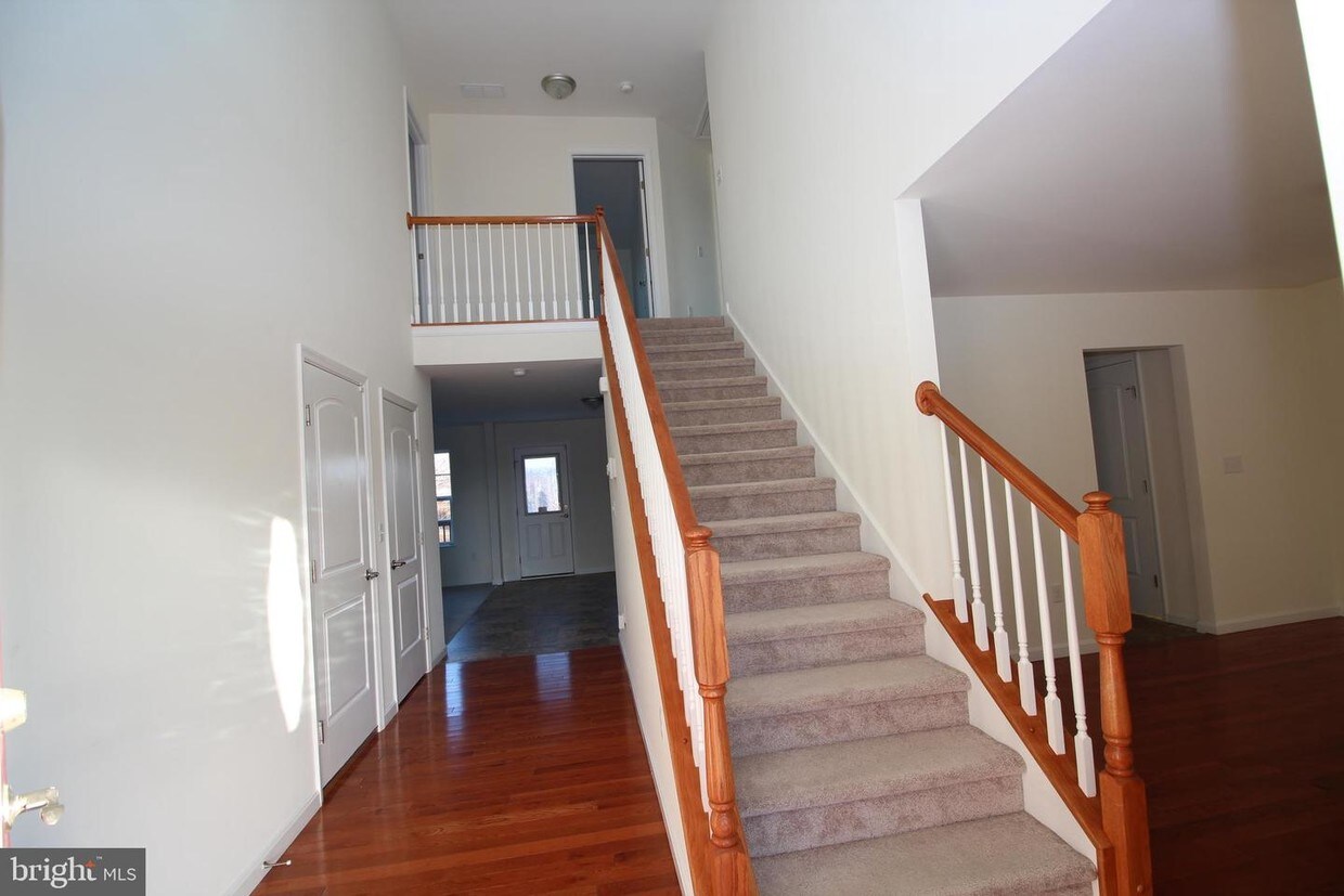Primary Photo - 713 W Birdie Ln