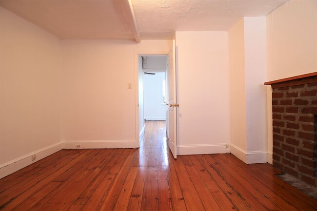 Building Photo - Charming 1 BR w/ Great Natural Light!*Avai...