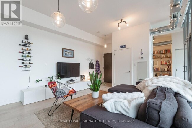 Photo du bâtiment - 625 Queen St E