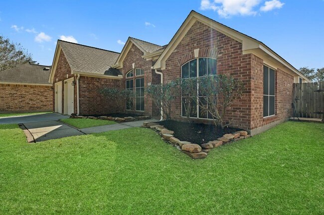 Building Photo - 17219 Sandestine Dr