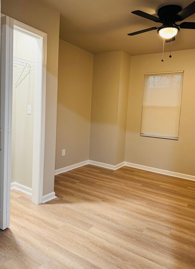 Foto del edificio - 2447 McAlpine Terrace