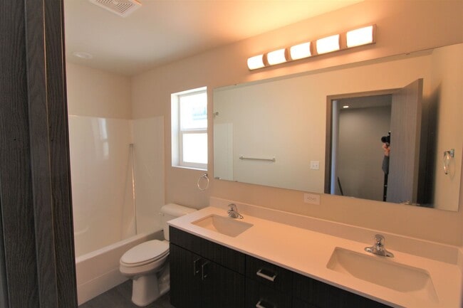 Foto del edificio - Modern design 3-bed, 2.5-bath duplex available August 10th!!