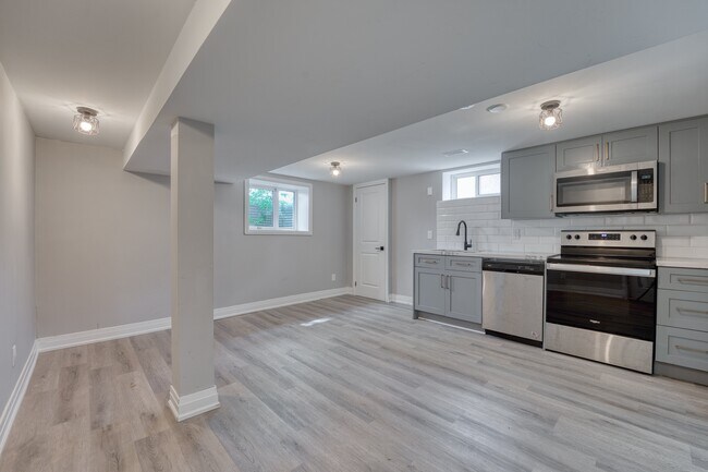 Photo du bâtiment - 2 Bed/ 1 Bath Unit– All Utilities & Parking Included – $1,750/month