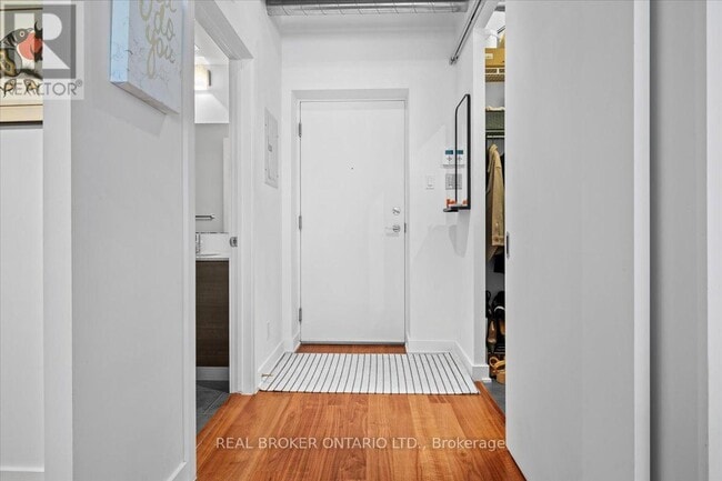Building Photo - 354 Gladstone Ave