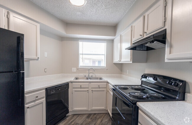 1BR, 1BA - 878 SF - Saddlewood Apartments