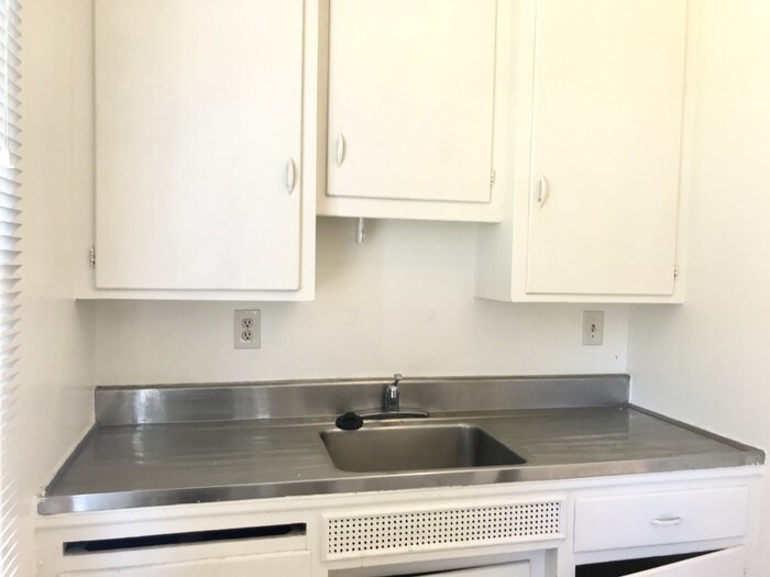 Building Photo - Hillcrest One Bedroom!