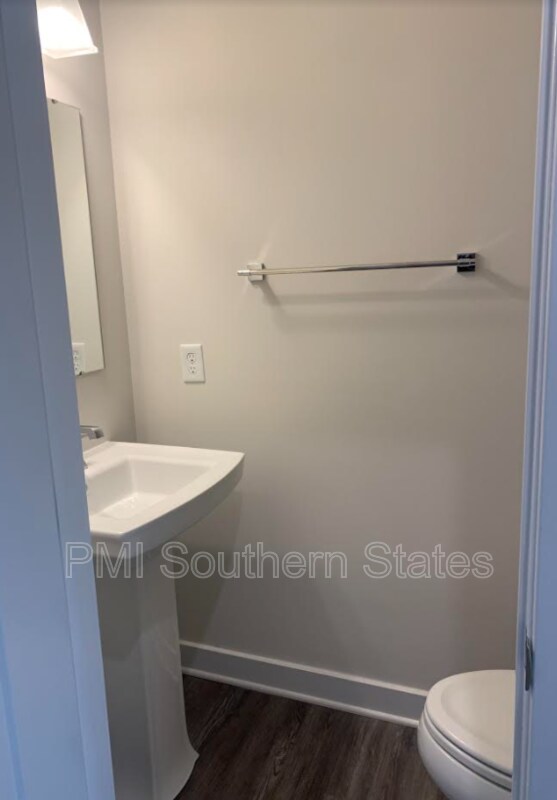 Building Photo - 123 Roundtree Dr
