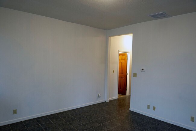 Foto del edificio - 1223 W 11th St