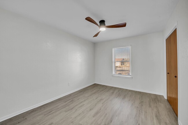 Building Photo - AVAILABLE NOW! (SECTION 8 ACCEPTED)